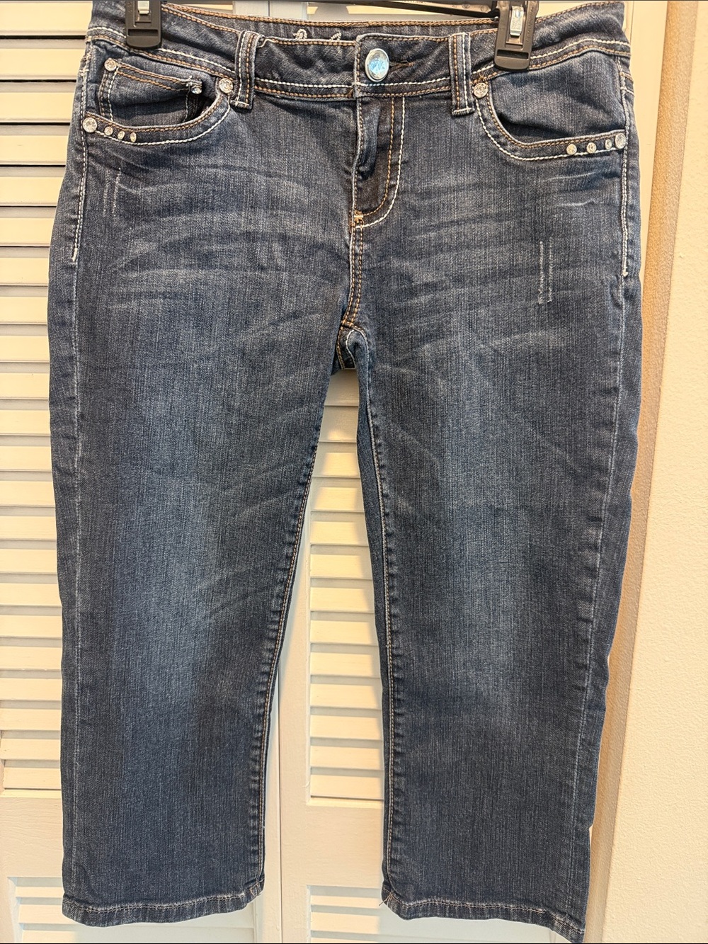 L.A. idol Juniors Embellished Cropped Jeans in Dark Blue Denim, Size 11